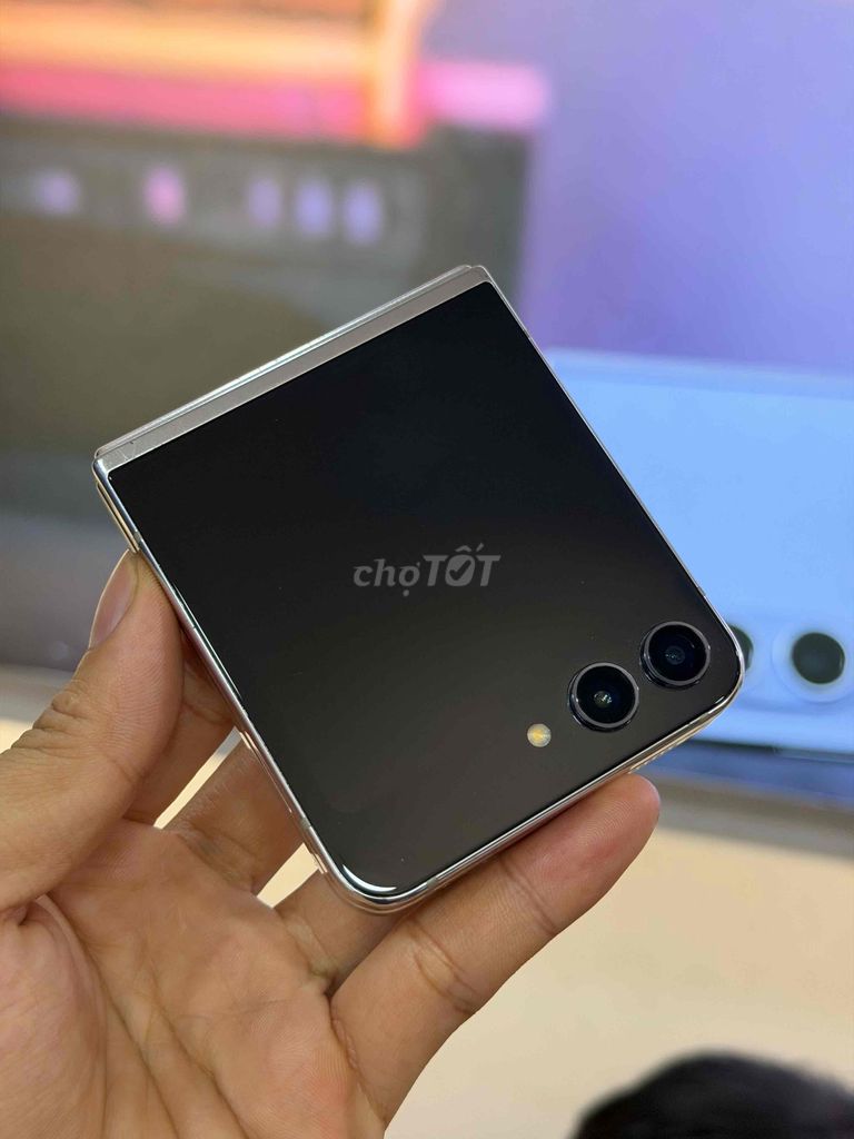 Samsung Z Flip5 256GB Bạc 2 sim. Mua bán Điện thoại tại Quận 3 Tp Hồ Chí Minh được đăng bởi Trịnh Quang Linh hình 1