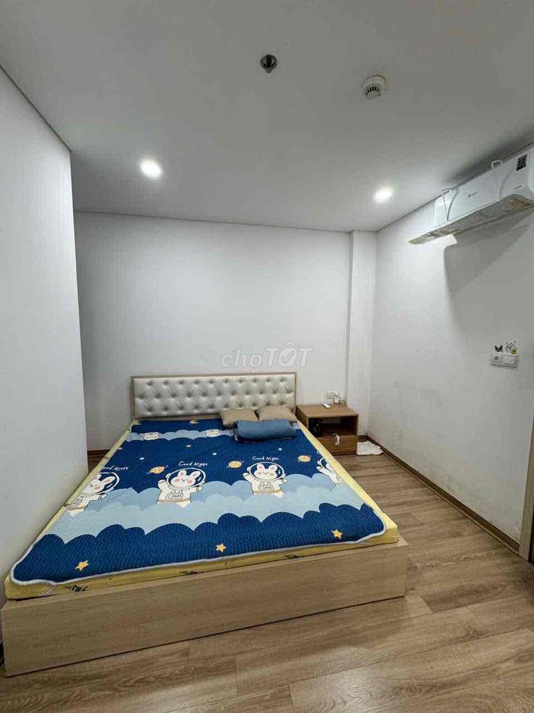Pet-friendly 2-bedroom apartment overlooking the square — photo 8