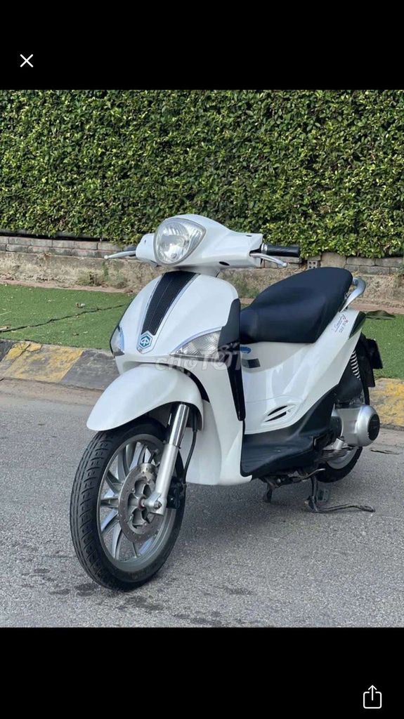 Белый скутер Piaggio Liberty