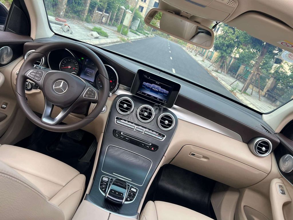 Tầm 800tr có GLC300 4 MATIC chất xe 1 chủ. Mua bán Ô tô tại Quận 7 Tp Hồ Chí Minh được đăng bởi Nguyễn Hoàng Vũ hình 10