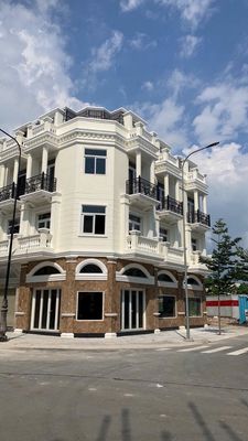 Chính chủ bán gấp căn góc nhà phố Icon Central ngay cổng chào ra vào