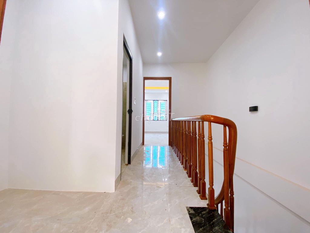 Nhà 2,85 tỷ - 44m2- xe con đỗ cửa. 200m Cầu Đại Thành, chợ Đông La