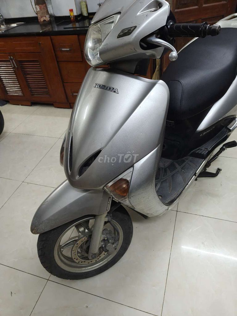 Серебристый скутер Honda