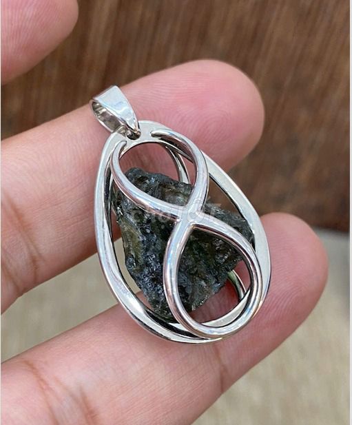 Moldavite - Viên đá quýhiếm,mặt dây chuyềnsiêusang