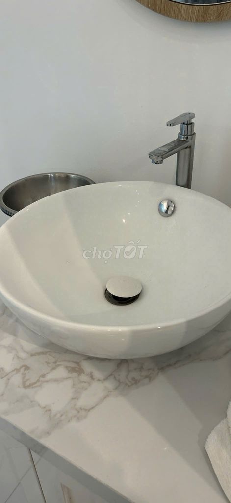 Bồn rửa lavabo + vòi nước đứng