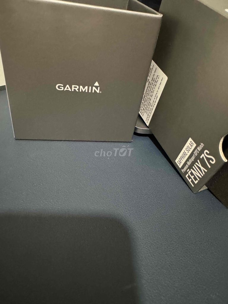Đồng hồ Garmin Fenix 7s hiện đại giá hạt dẻ