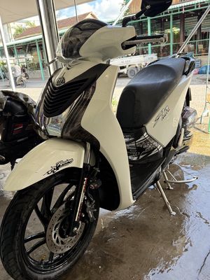SHVN 150i 2015 Trắng Đen mới 95% 49000km. Mua bán Xe máy tại Huyện Long Hồ Vĩnh Long được đăng bởi Nghĩa Thượng Tá