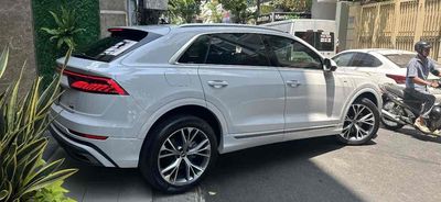 Audi Q8 màu đen dán decal trắng