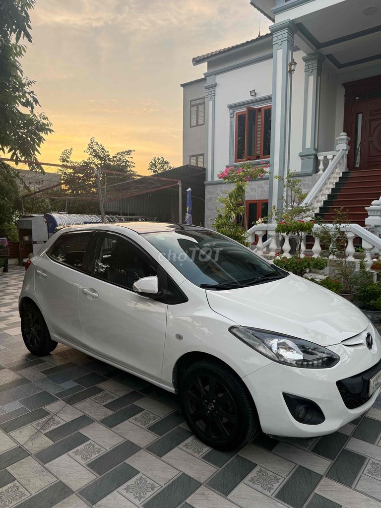 Mazda 2S 2013 белый хэтчбек