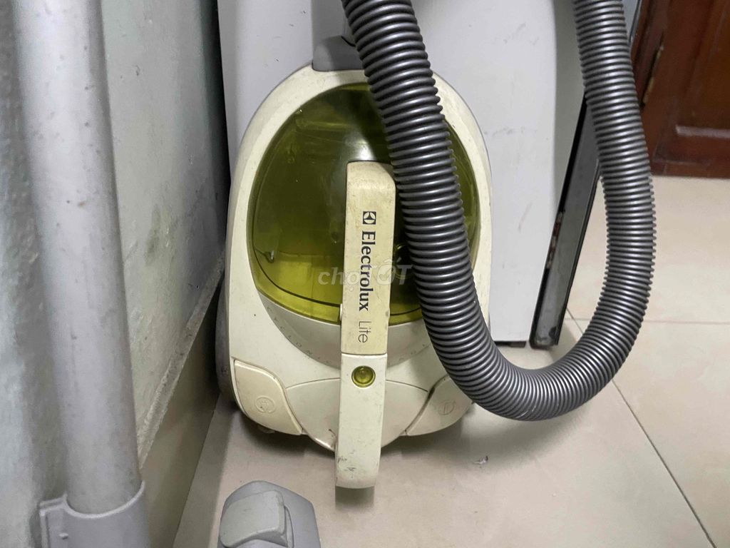 Máy hút bụi Electrolux Lite Trắng vàng. Mua bán Thiết bị vệ sinh, nhà tắm tại Quận Hai Bà Trưng Hà Nội được đăng bởi a long hình 1