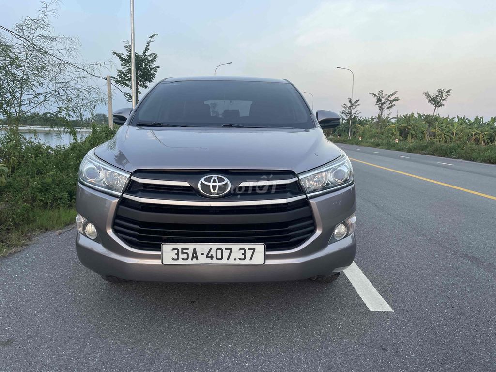 Toyota Innova E 2017 механическая коробка коричневый