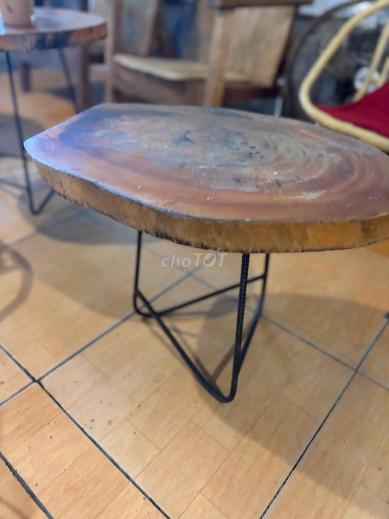 Bàn Gỗ Sắt Nâu Chân Sắt Xoắn. Mua bán Bàn ghế tại Quận Tây Hồ Hà Nội được đăng bởi Nguyễn Phương Anh hình 1