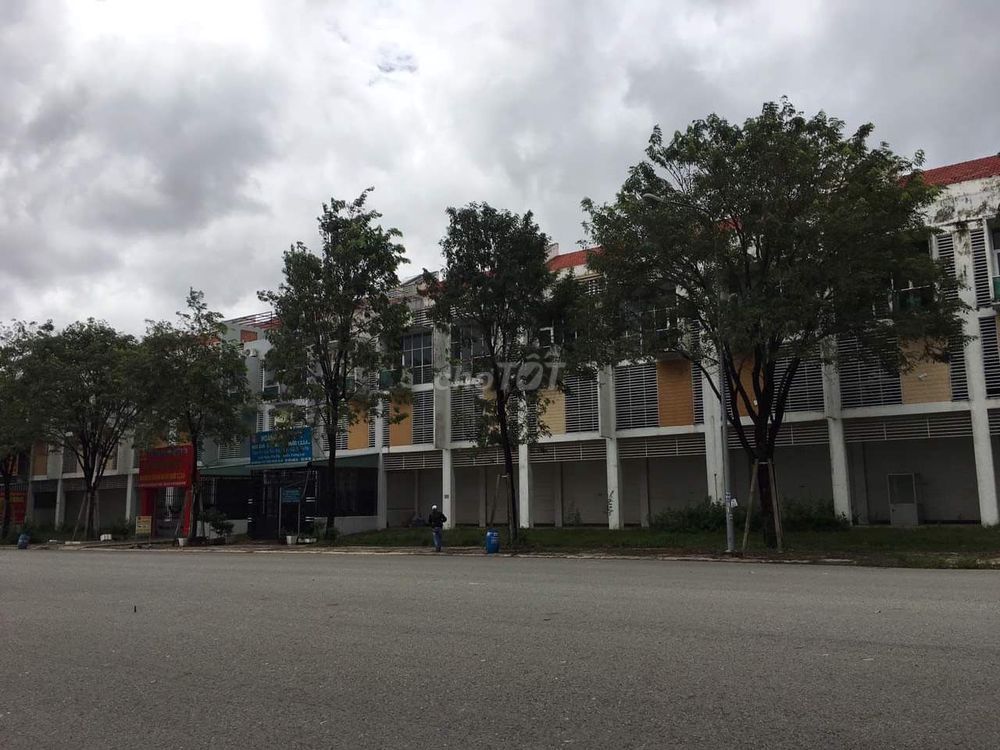 Bán nhà thô 1 trệt 2 lầu + mái ngói