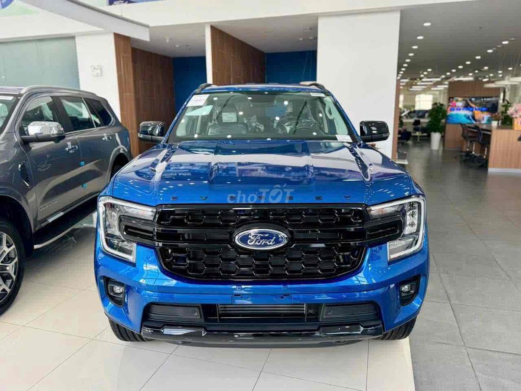 Ford Everest Sport 2025 màu Xanh chỉ 1 xe