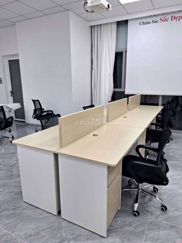 Bàn nhân viên có vách ngăn. Mua bán Bàn ghế tại Thành phố Thủ Đức Tp Hồ Chí Minh được đăng bởi Vân Decor hình 2