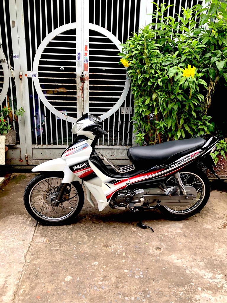 Yamaha Jupiter 2011 белый, отличное состояние, двигатель очень тихий и мощный