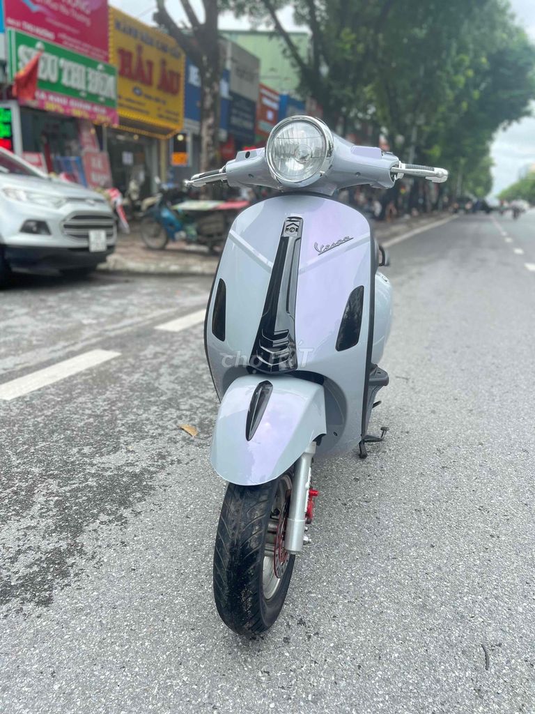 Xe điện Vespa ánh tím