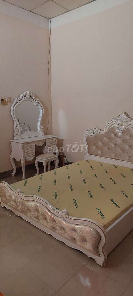 Giường và bàn trang điểm Tân cổ điển Trắng kem. Mua bán Giường, chăn ga gối nệm tại Thành phố Vĩnh Long Vĩnh Long được đăng bởi minh hình 1