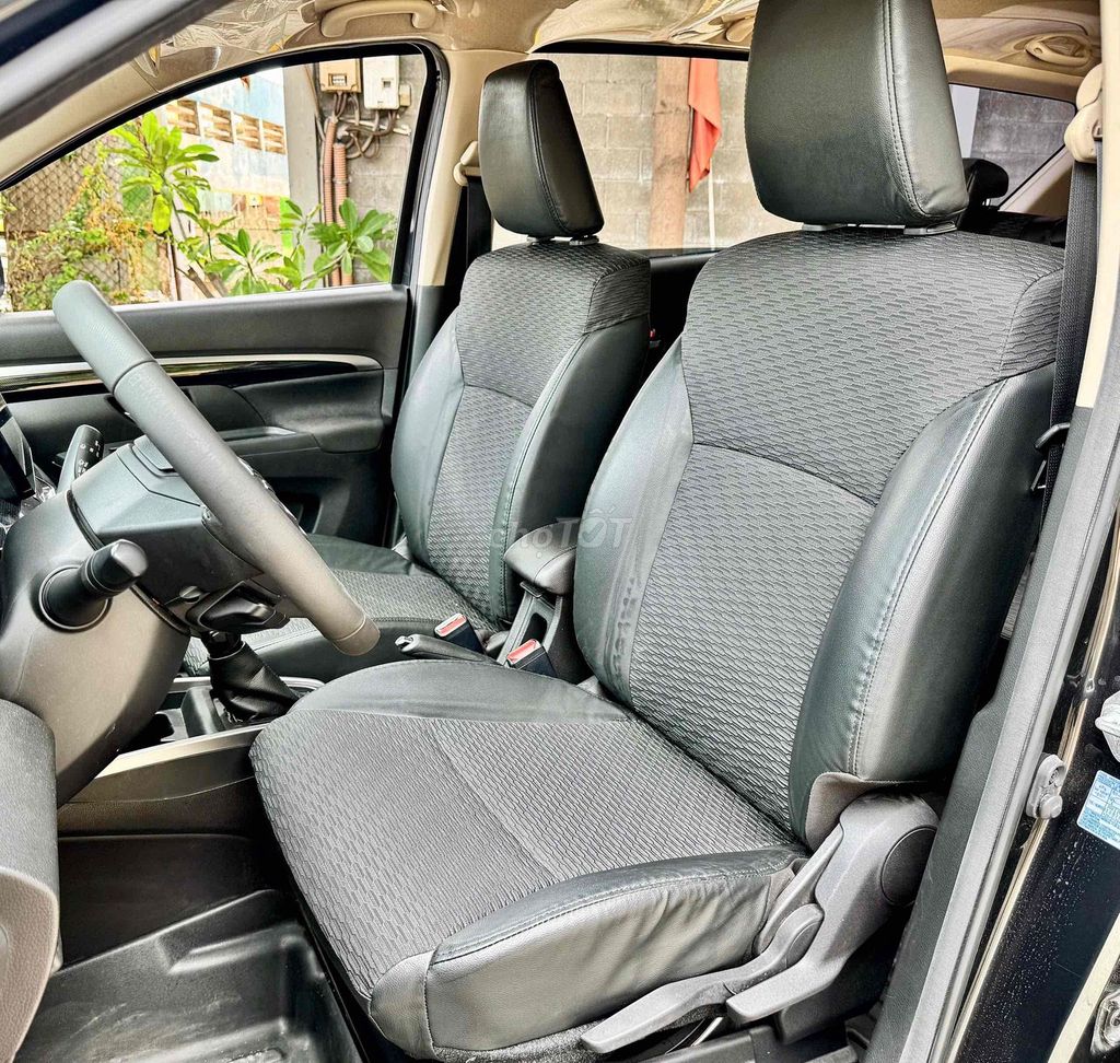 Suzuki XL7 7-местный черный бензиновый автомат