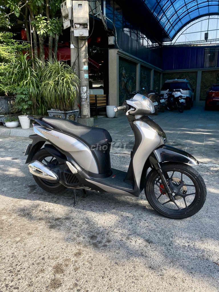 Honda SH Mode серебристо-черный скутер