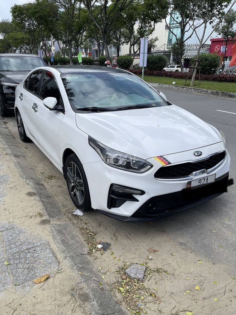Номер этажа Kia Cerato 2019, белое кожаное сиденье