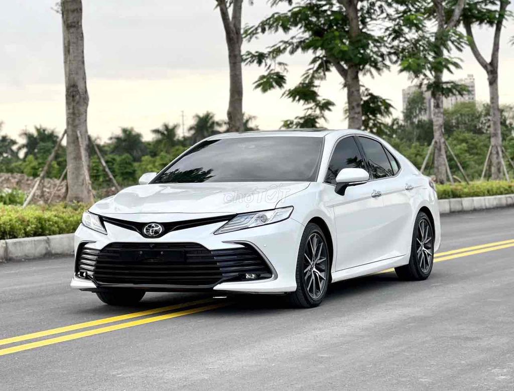 Toyota Camry 2.5Q 2023 - 1900 km