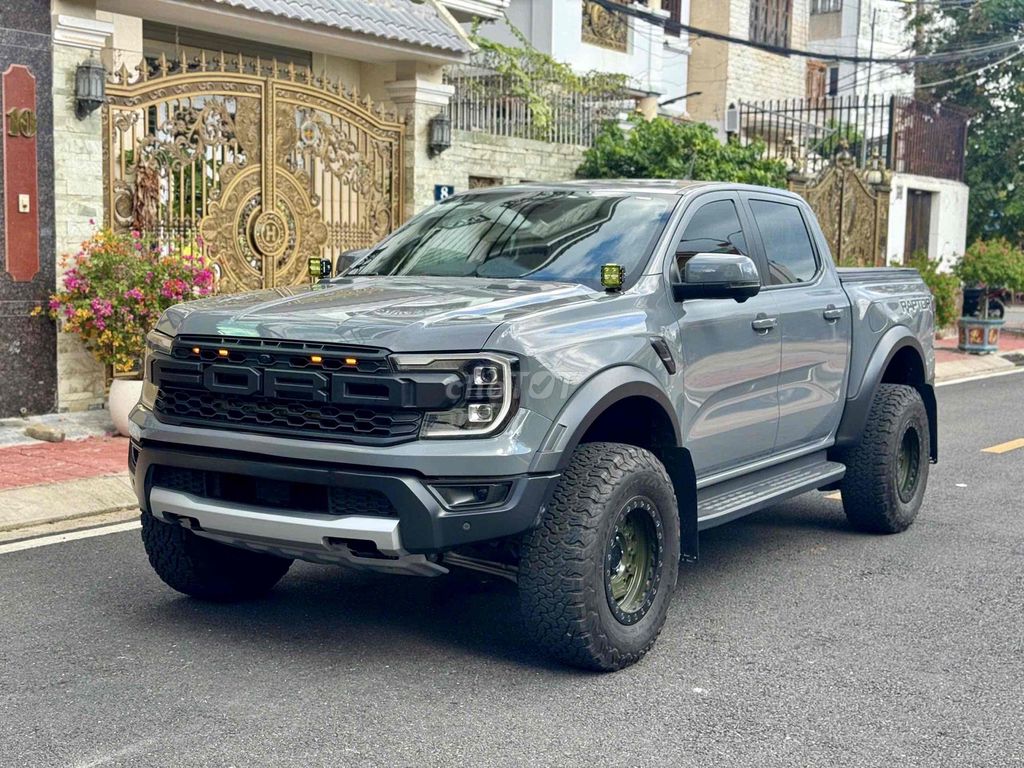 Ford Raptor 2024 тюнинг красивый автомобиль продается в дилерском центре Ford