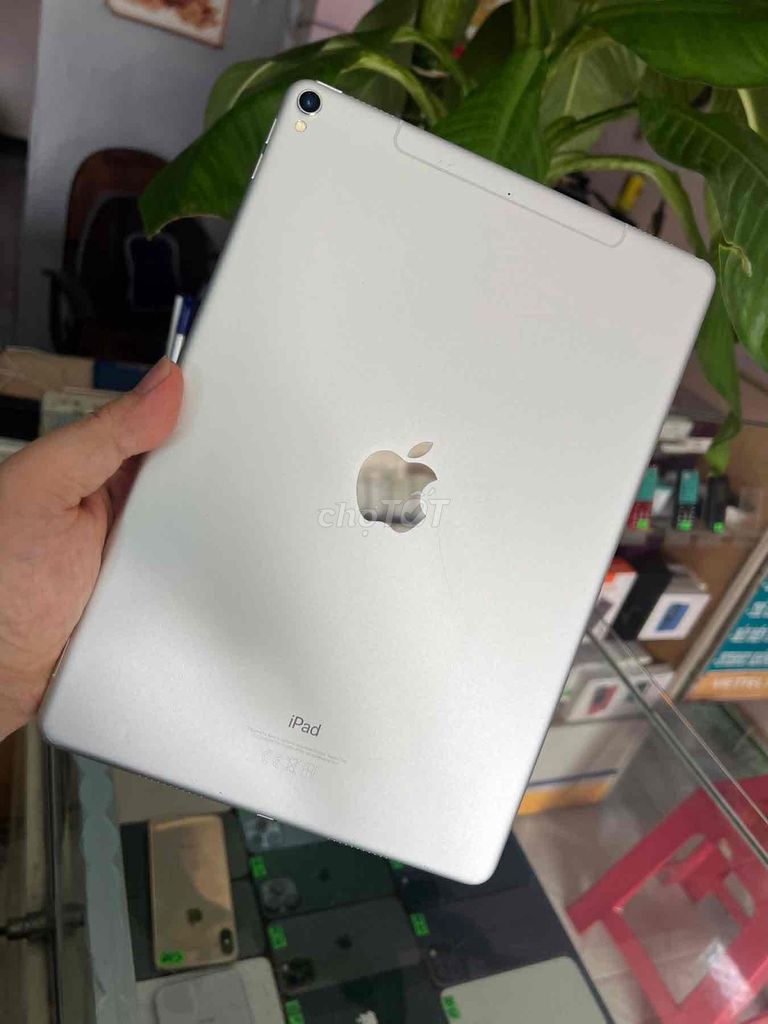 iPad Pro 10.5in 64GB 4G Bạc zin đep pin cao. Mua bán Máy tính bảng tại Thành phố Mỹ Tho Tiền Giang được đăng bởi Sanh Phone hình 1