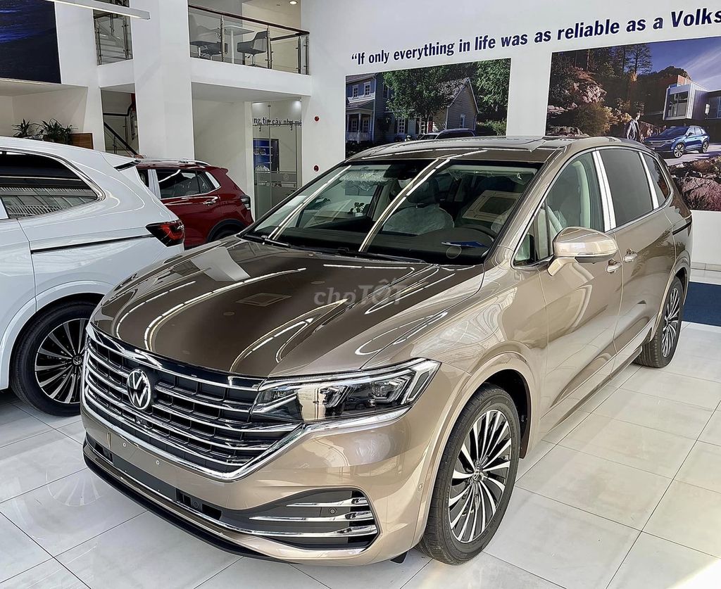 Volkswagen Viloran Luxury 2024 đủ màu giao ngay