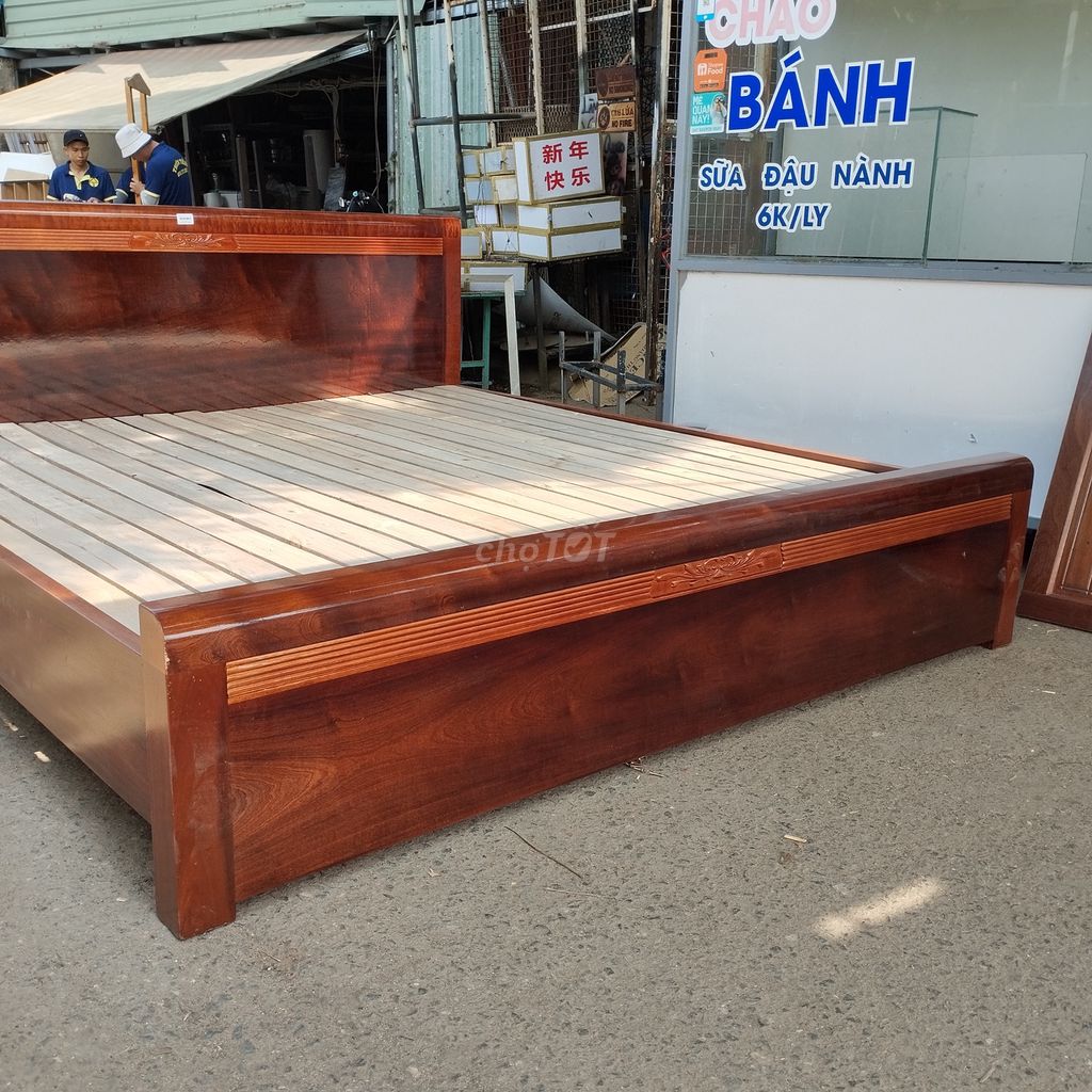Thanh lý giường gỗ lớn 200x220cm