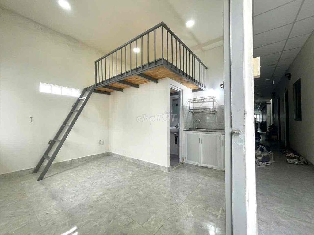 🔥Cho Thuê Phòng Gác  - Thang Máy - Sẵn Máy Lạnh - gần Etown Cộng Hoà