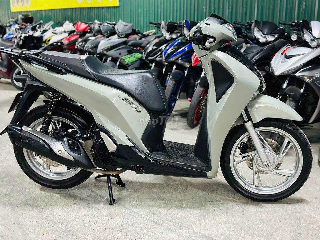 XE MÁYTHANH TÙNG_SH 125 ABS XÁM XI XE ĐẸP CHẠY ÍT. Mua bán Xe máy tại Quận Nam Từ Liêm Hà Nội được đăng bởi THANH TÙNG hình 3