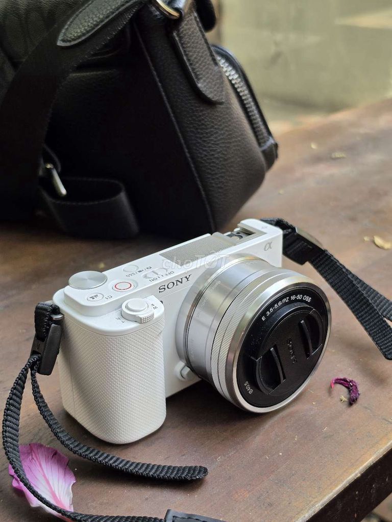 Máy ảnh Sony ZVE10 Trắng 99%. Mua bán Máy ảnh, Máy quay tại Quận 7 Tp Hồ Chí Minh được đăng bởi Lê Ngọc Hiếu hình 1