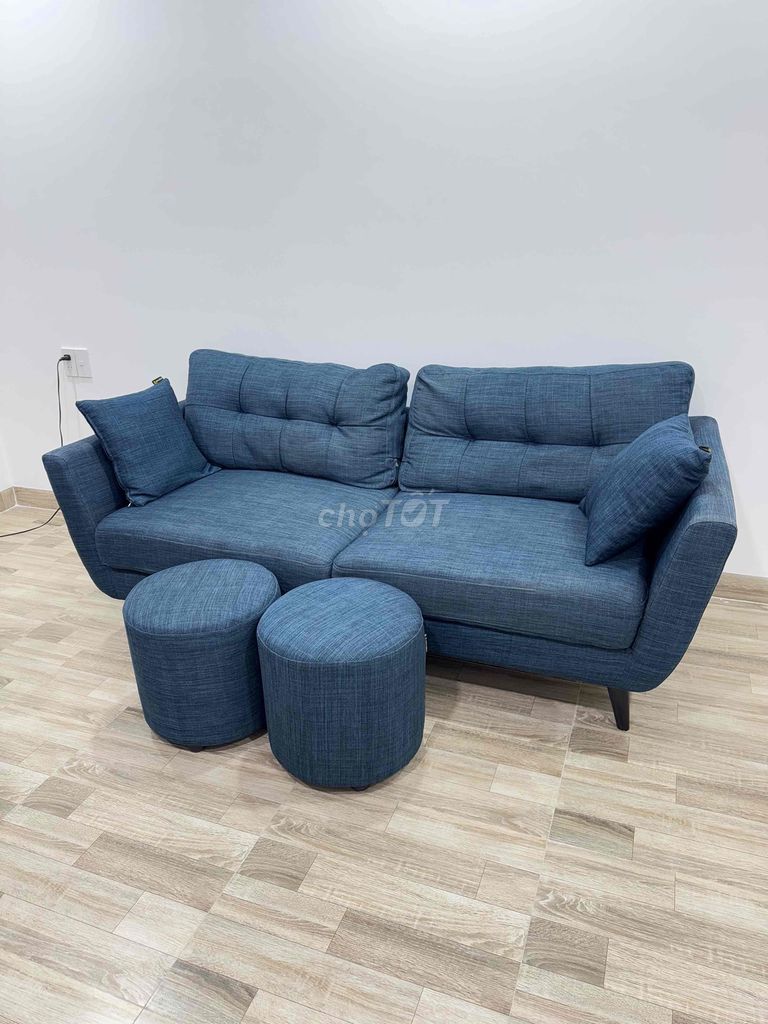 Một chiếc ghế sofa màu xanh lam sang trọng với nhữ