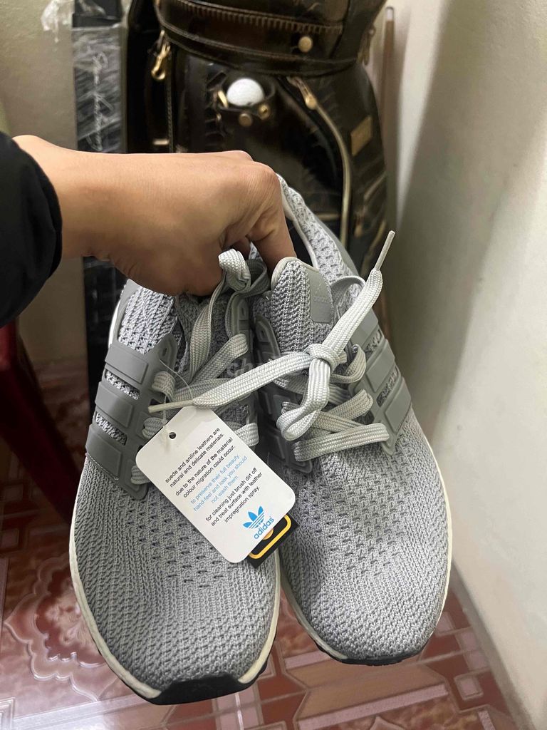 Adidas Ultraboost chưa đi lần nào