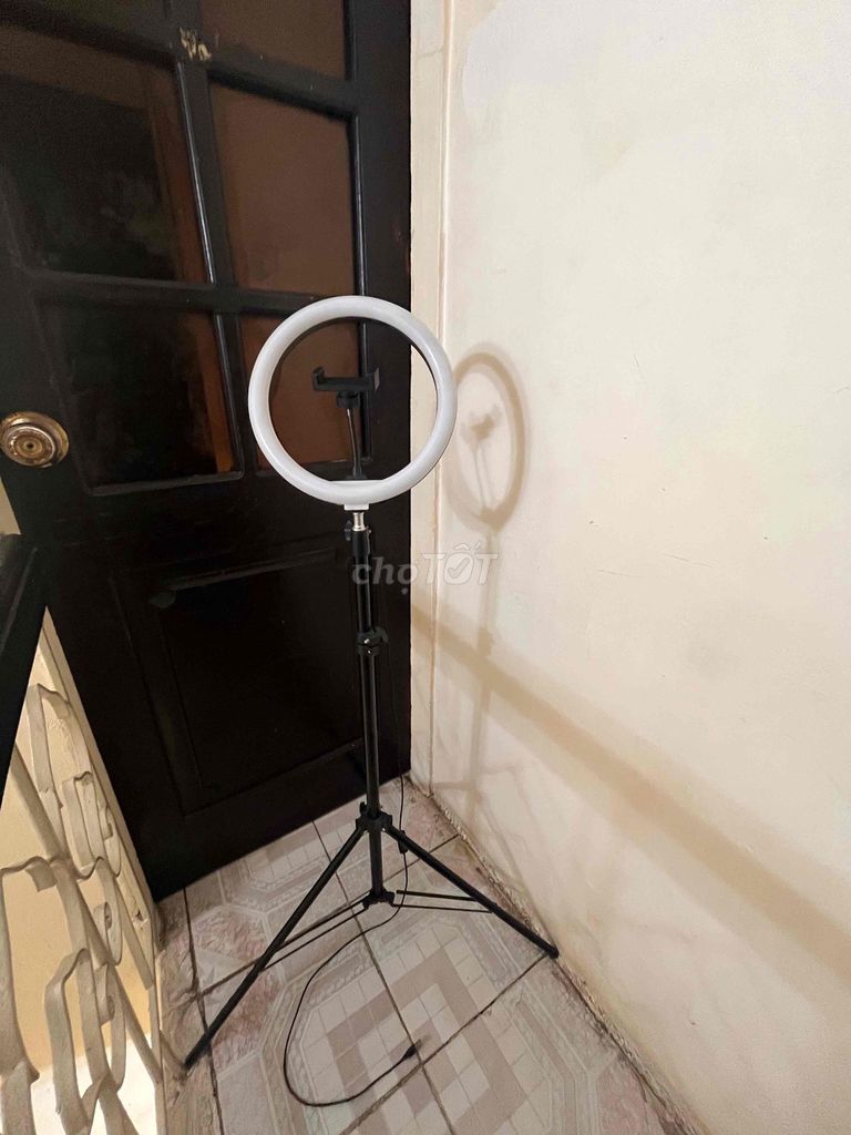 Gậy livestream Đen có đèn. Mua bán Phụ kiện (Màn hình, Chuột...) tại Quận Tây Hồ Hà Nội được đăng bởi trang hình 1