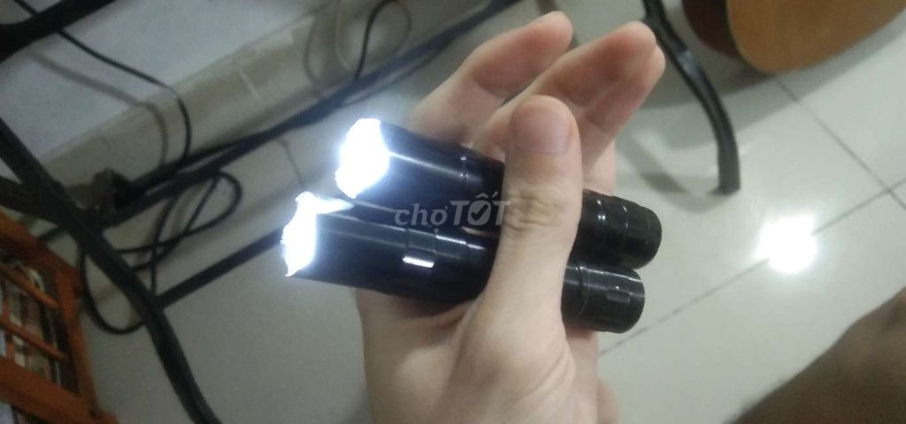 Đèn pin siêu sáng nhựa ABS bền chắc sáng 100m