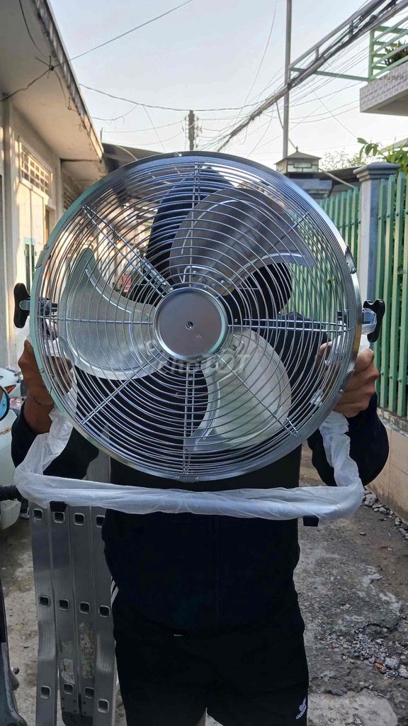 Quạt năng lượng mặt trời Kim loại. Mua bán Quạt tại Thành phố Vĩnh Long Vĩnh Long được đăng bởi Nguyễn Anh hình 1