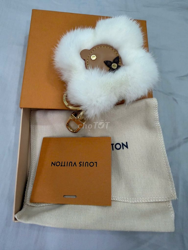 Móc khóa Louis Vuitton lông chồn. Mua bán Phụ kiện thời trang khác tại Quận Gò Vấp Tp Hồ Chí Minh được đăng bởi Nguyễn Đình Khánh hình 1
