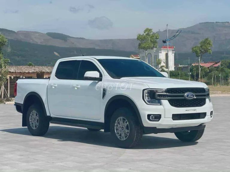 Ford Ranger XLS 4X4 2026 Tự động 6 cấp Trắng