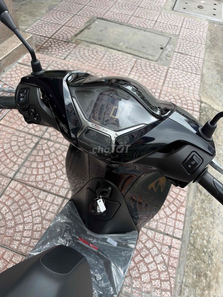 Honda SH 160i 2025 черный глянцевый с номерами Хошимина и переоформлением