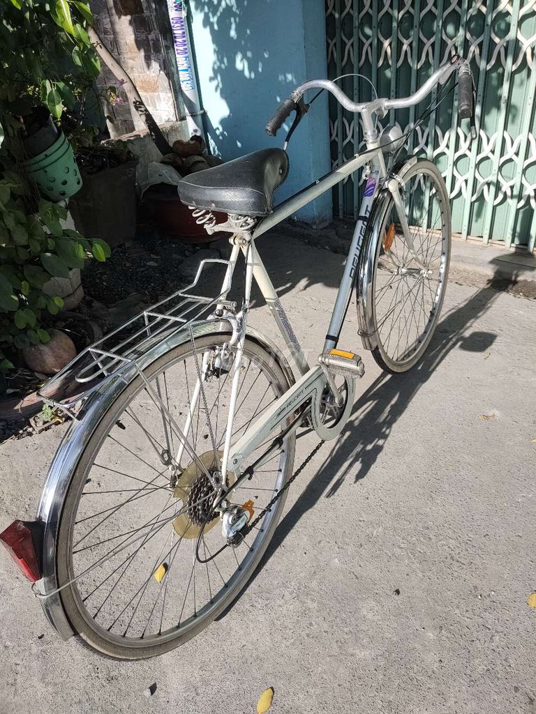 Xe đạp thể thao màu trắng Peugeot cổ có đèn