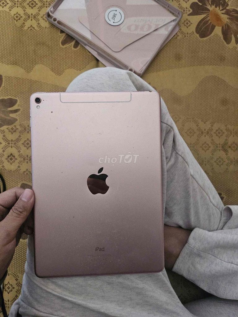 Apple iPad Pro 9.7 inch 32GB Màn hình bể. Mua bán Máy tính bảng tại Quận Sơn Trà Đà Nẵng được đăng bởi phạm Bảo Tuấn hình 1