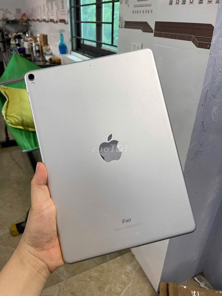 Apple iPad Pro 10.5 Wifi 64GB Bạc Zin Đẹp. Mua bán Máy tính bảng tại Quận 1 Tp Hồ Chí Minh được đăng bởi Hội Đồ Điện Tử hình 1