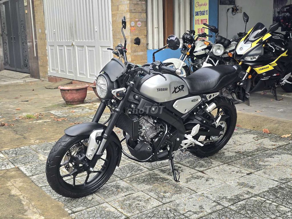 Yamaha XSR155 серебристый, мотоцикл большого объёма