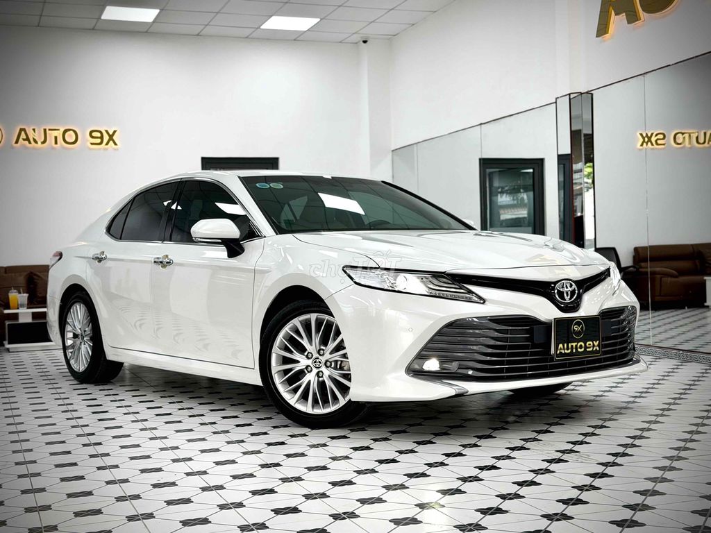 Toyota Camry 2.5Q 2021 Перламутрово-белый 13.000 км