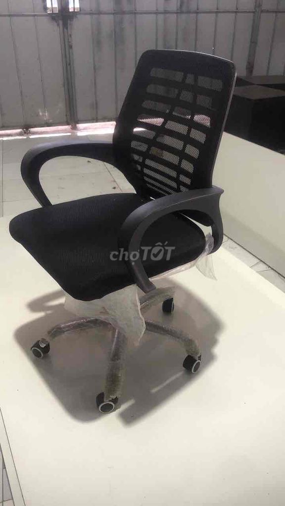 Ghế xoay văn phòng Đen xoay 360 độ. Mua bán Đồ dùng văn phòng tại Huyện Châu Đức Bà Rịa - Vũng Tàu được đăng bởi Gia Phúc hình 1