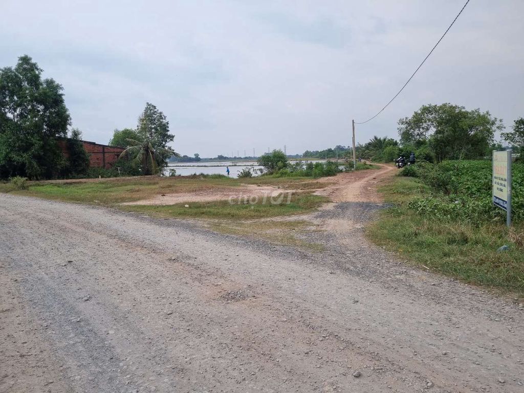 Bán lô đất 2 mặt tiền tại xã Tân Phú, Đức Hòa, Long An
