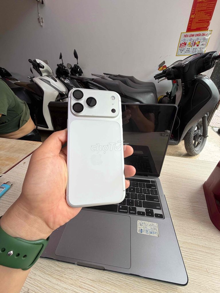 Apple iPhone 17 Pro Max Trắng FPT Shop Nguyên zin. Mua bán Điện thoại tại Quận Long Biên Hà Nội được đăng bởi Long Châu hình 1