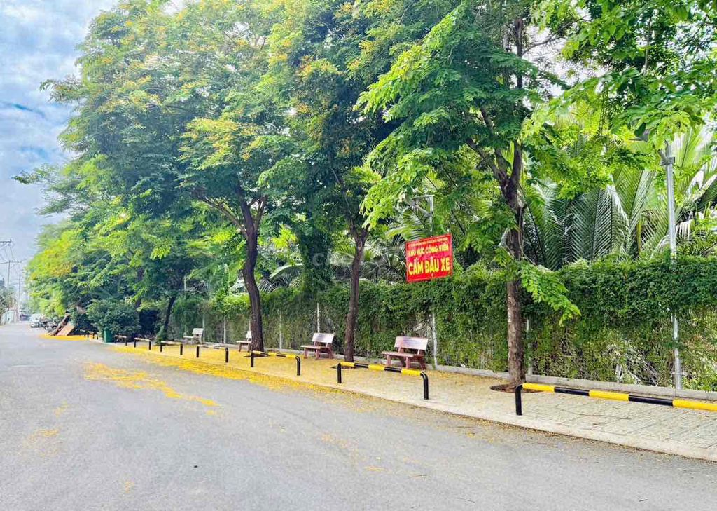 NHÀ PHỐ xây mới SÁT MẶT TIỀN TRỤC QL13, ven sông Sài Gòn SHR